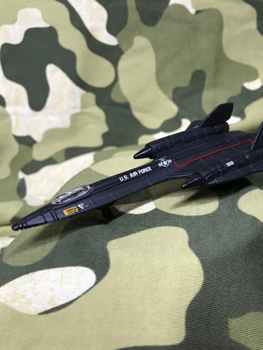 Maisto SR 71 Blackbird US Air Force Reconnaissance Jet 1/64 Scale Diecast Jet